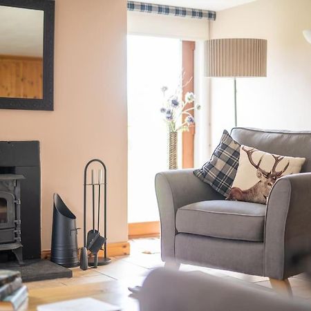 Cosy & Rustic Retreat - Woodland Cottage. Nairn Kültér fotó