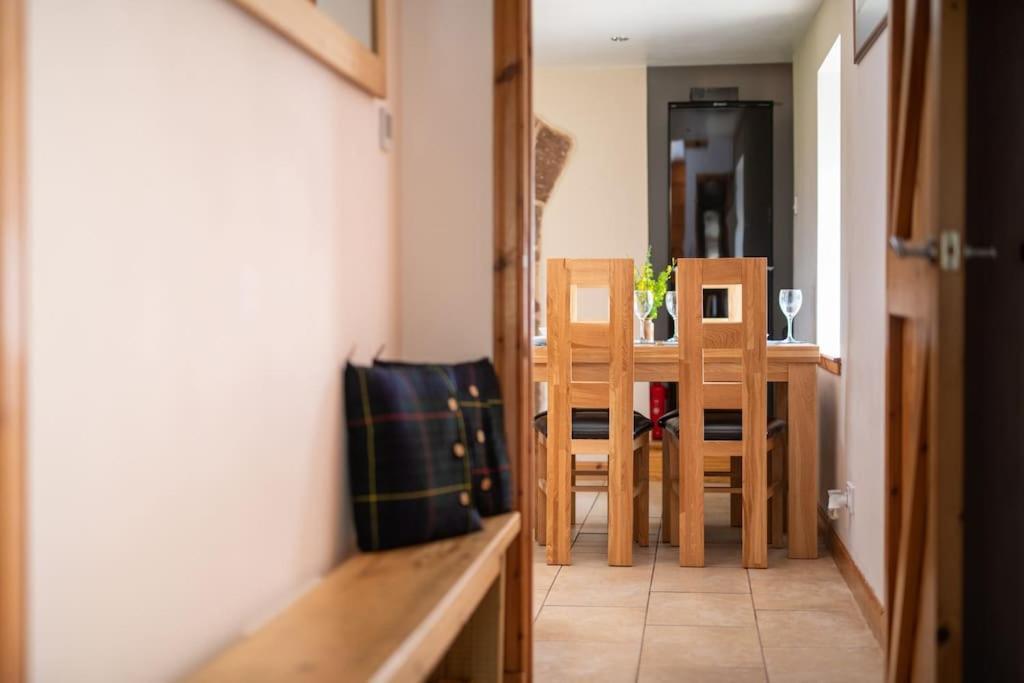 Cosy & Rustic Retreat - Woodland Cottage. Nairn Kültér fotó