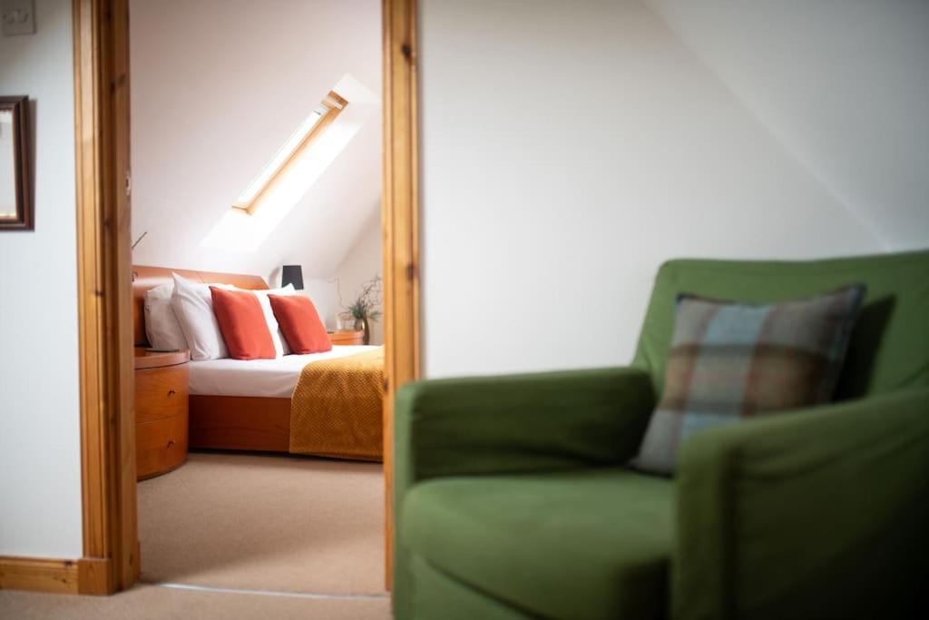 Cosy & Rustic Retreat - Woodland Cottage. Nairn Kültér fotó
